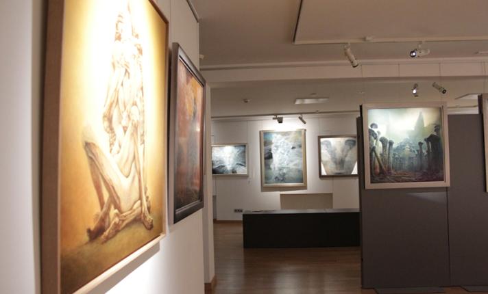 „Beksiński” - kolekcja Anny i Piotra Dmochowskich wraz z wystawą stałą MAW - zdjęcie